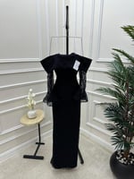 فستان دانتيل فخم باكمام اوف شولدر بلون اسود