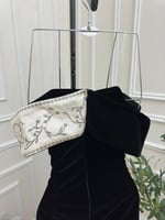 فستان مخمل أسود مع حقيبة