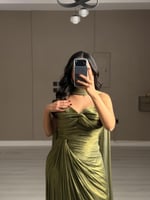 فستان سهرة طويل اخضر زيتي بتصميم كاب جذاب