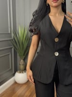 طقم مميز باللون الأسود