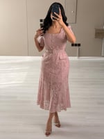 فستان دانتيل وردي ميدي مع حزام خصر