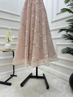 فستان قصير ناعم باللون البيج