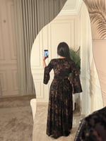 فستان سهرة مخمل لون اسود ودرجات النود بأكمام طويلة...