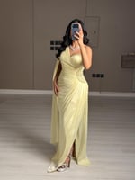 فستان سهرة ناعم طويل بلون اصفر فاتح بتصميم كتف واح...