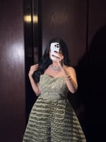 فستان سهرة زيتي مخمل بتفاصيل لامعة وذهبية فاخرة