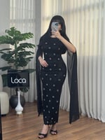 فستان انيق اسود اللون مزين بتطريزات