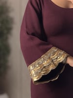 جلابية خمريّة بتطريز ذهبي