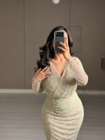 فستان سهرة طويل ضيق لون بيج لامع بكسرات جانبية و ا...