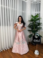 فستان سهره مميز بلون وردي وتطريز فخم من لوكا فاشن