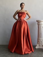 فستان انيق بلون ملفت