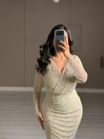 فستان سهرة طويل ضيق لون بيج لامع بكسرات جانبية و ا...