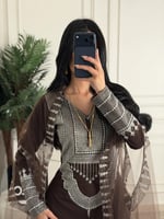 لبس تاسيس مع شال على الكتف