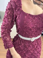 فستان “أناقة التوت” المطرز بحزام لؤلؤي