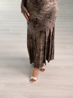 فستان بني ناعم بأكمام طويلة بتصميم انسيابي أنيق