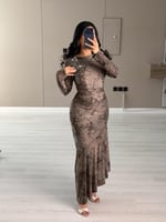 فستان بني ناعم بأكمام طويلة بتصميم انسيابي أنيق