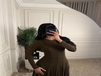 فستان ناعم بلون زيتي مع أكمام