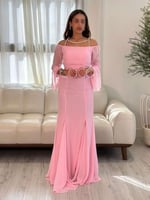 فستان وردي ناعم بلمسات براقة