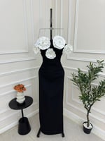 فستان اسود ناعم مع وردات بيضاء