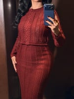 طقم ناعم عنابي لامع بلوزة قصيرة وأكمام طويلة