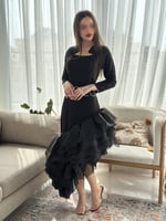 فستان اسود بقصة مائلة