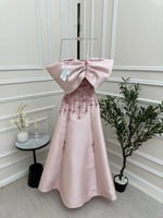 فستان وردي بتطريز انيق وقصة صدر اوف شولدر من لوكا...