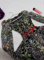 فستان مطرز بورود ملونة مع حزام احمر