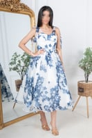 فستان ابيض ناعم مشجر باللون الازرق