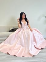 فستان وردي مميز بتطريز طولي