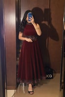 طقم سهرة مخمل اسود فاخر مزين بتطريزات وردية على ال...