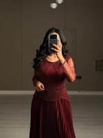 فستان شيفون طويل باكمام دانتيل و كسرات بليسيه راقي...