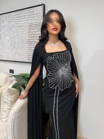 فستان سهرة أسود مطرز بأناقة وجاذبية