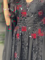 فستان سهرة اسود مطرز ورود الحمراء باكمام طويله فاخ...