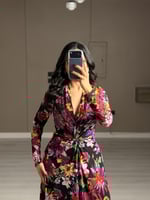 فستان ناعم طويل ماكسي ملفوف بنقشة زهور أنيقة