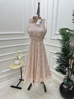 فستان قصير ناعم باللون البيج