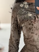 فستان بني ناعم بأكمام طويلة بتصميم انسيابي أنيق