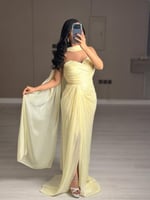 فستان سهرة اصفر ليموني فاتح بتصميم مكشوف الكتفين م...