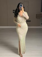 فستان سهرة طويل ضيق لون بيج لامع بكسرات جانبية و ا...