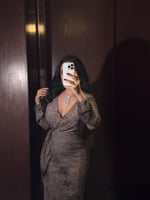 فستان سهرة بني لامع طويل بتصميم لف أنيق