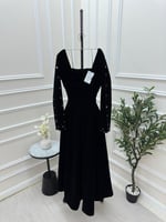 فستان اسود قطيفه بأكمام