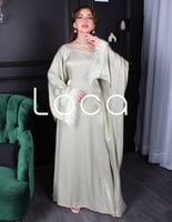 جلابيه باللون البيج مع ريش بالأكمام