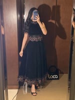 طقم سهرة مخمل اسود فاخر مزين بتطريزات وردية على ال...