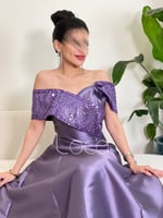 فستان عاري الكتف بتطريز في الامام