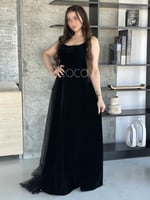 فستان اسود ناعم من الجوخ بلمسات من التل