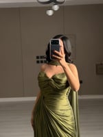 فستان سهرة طويل اخضر زيتي بتصميم كاب جذاب