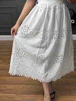 فستان العيد بلون ابيض من لوكا فاشن