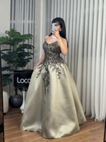 فستان سهره مطرز بتصميم ملكي