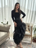 فستان اسود بقصة مائلة