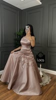 فستان سهره وردي مطرز لول وخرز راقي من لوكا فاشن