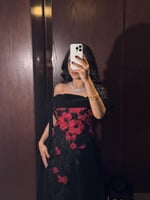 طقم سهرة أسود طويل مزين بزخارف من الورود الحمراء