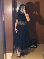 طقم سهرة مخمل اسود فاخر مزين بتطريزات وردية على ال...